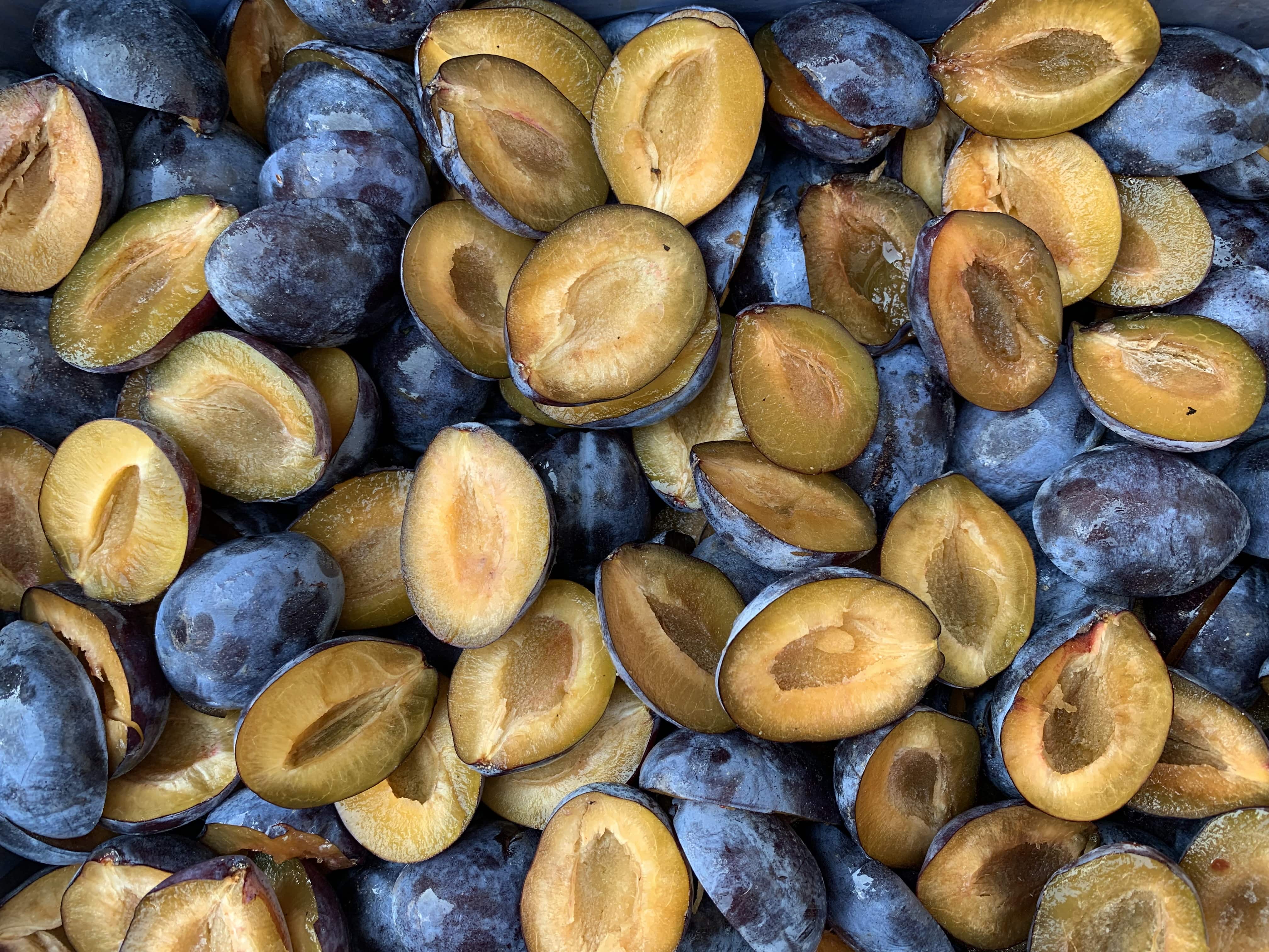 Заморожені сливи без кістки