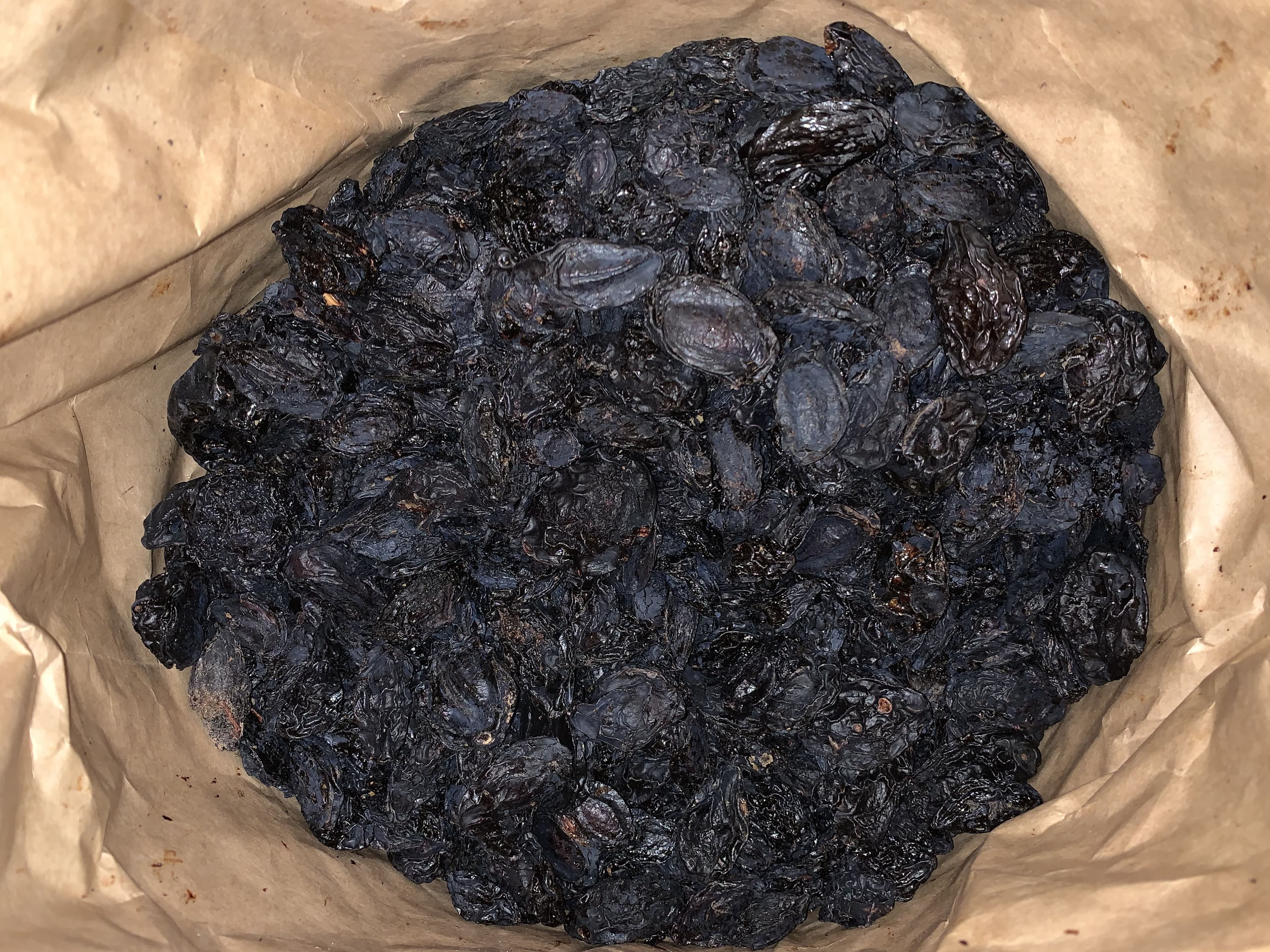 Сушені сливи з кісткою