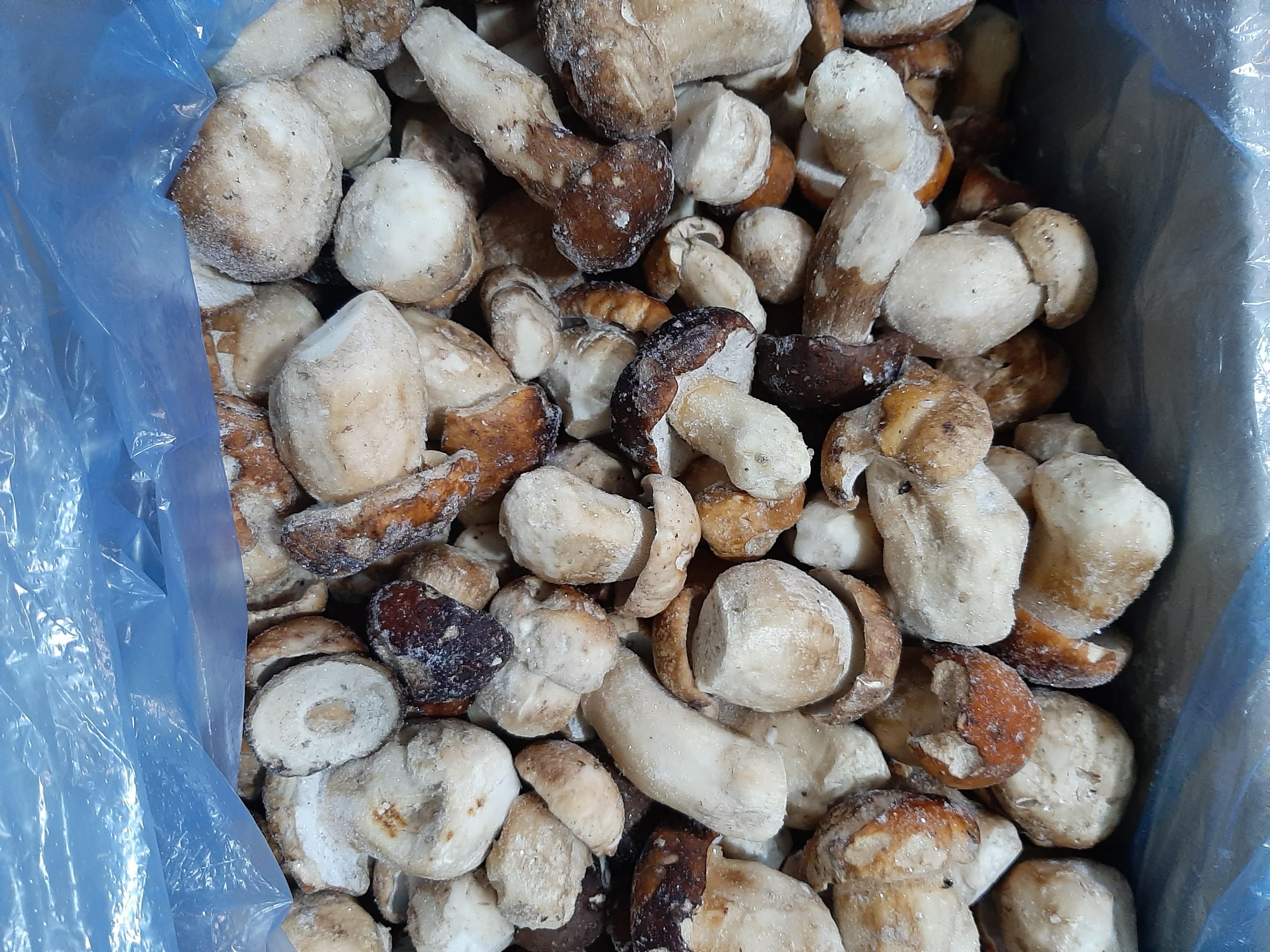 Заморожені білі гриби цілі